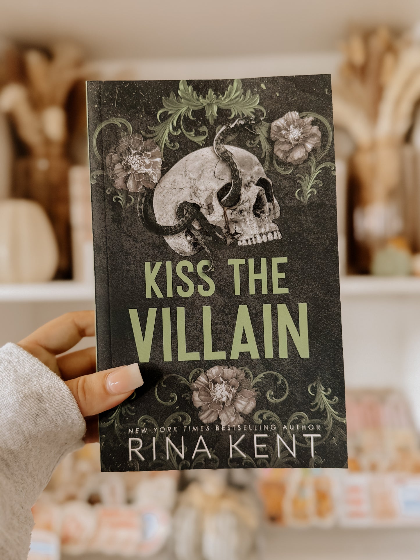 Kiss the Villain (Deluxe Edition)