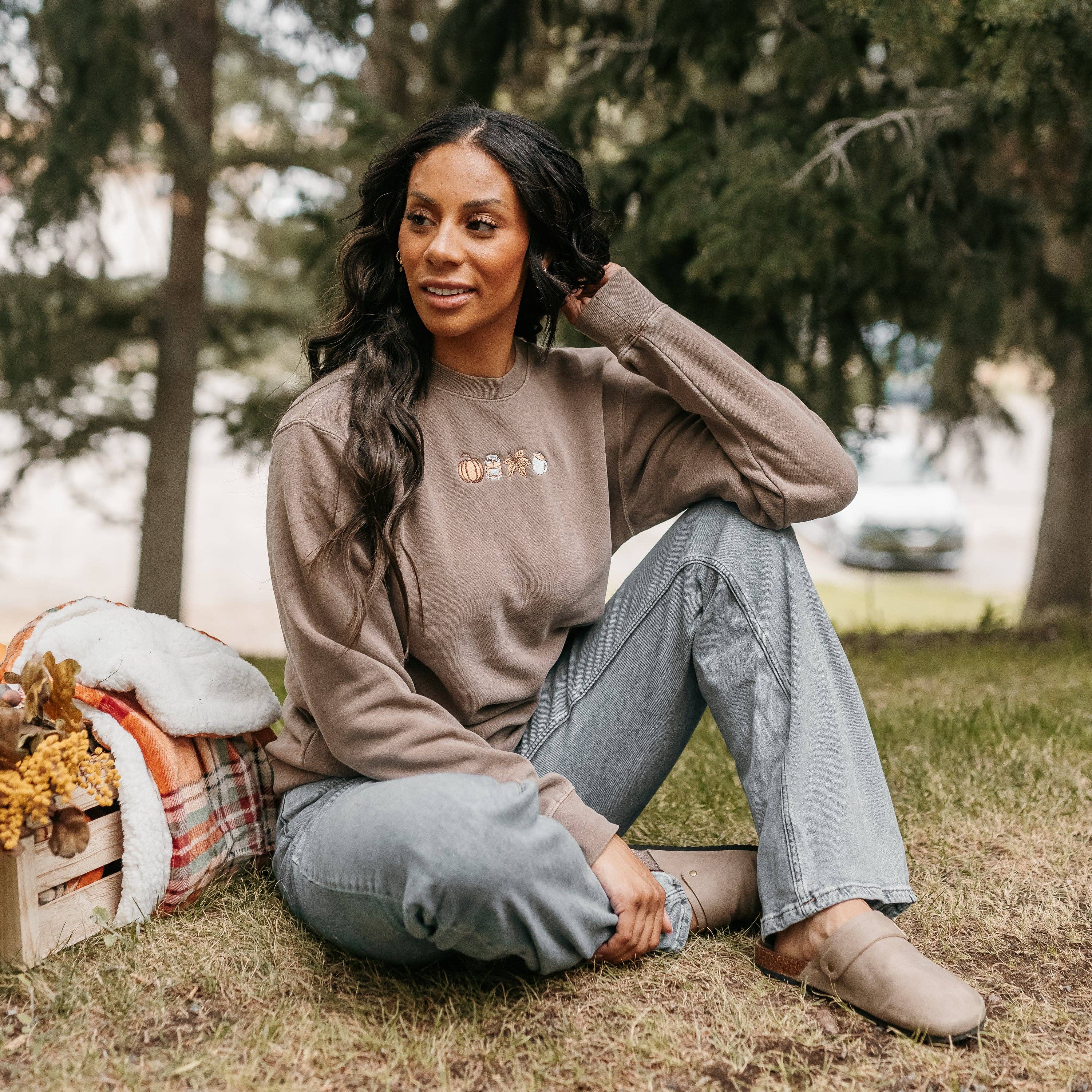 Embroidered Pigment Crewneck Sweatshirt -Brown