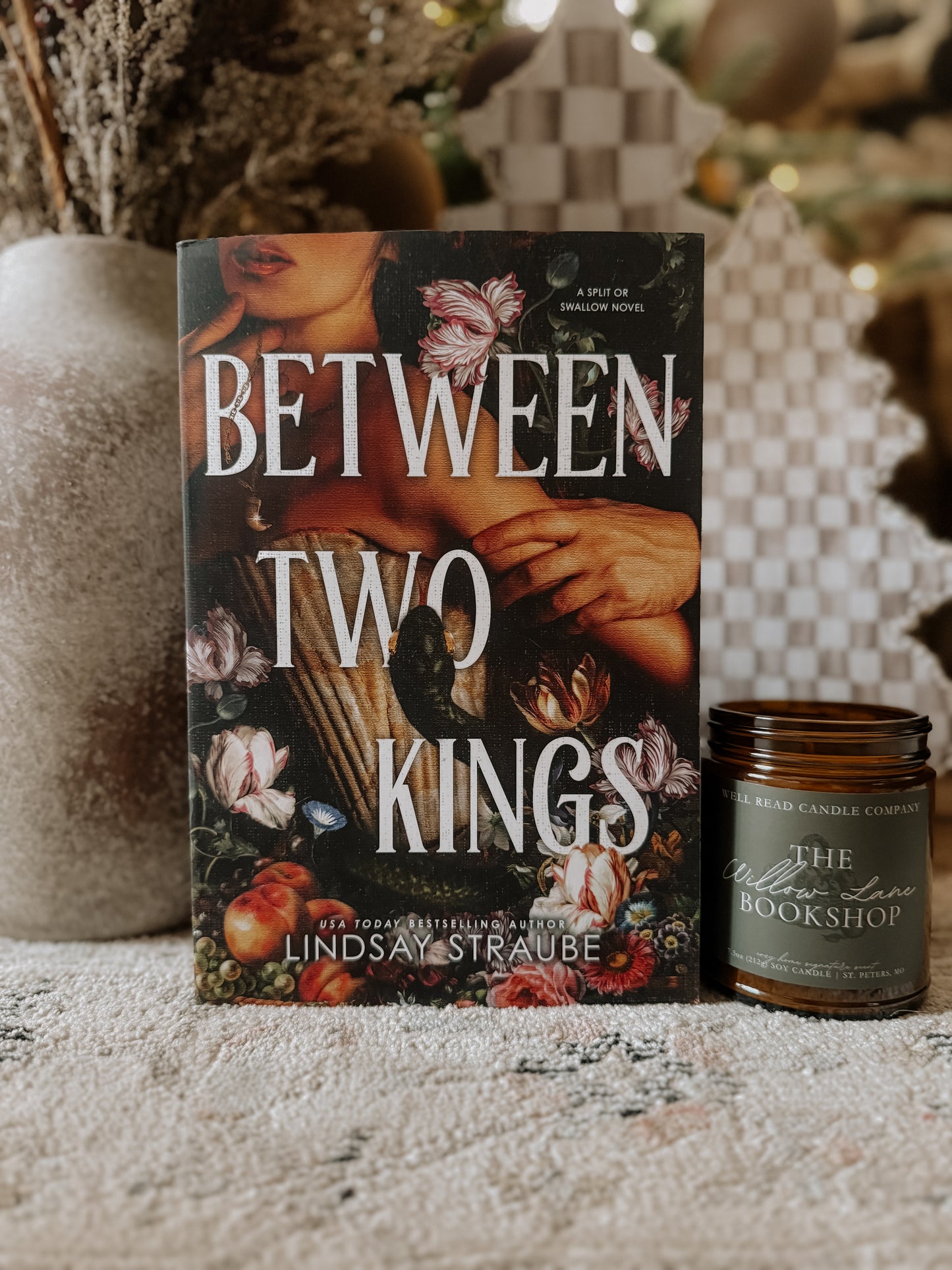 Between Two Kings(Split & Swallow Book 2) (Deluxe Edition)