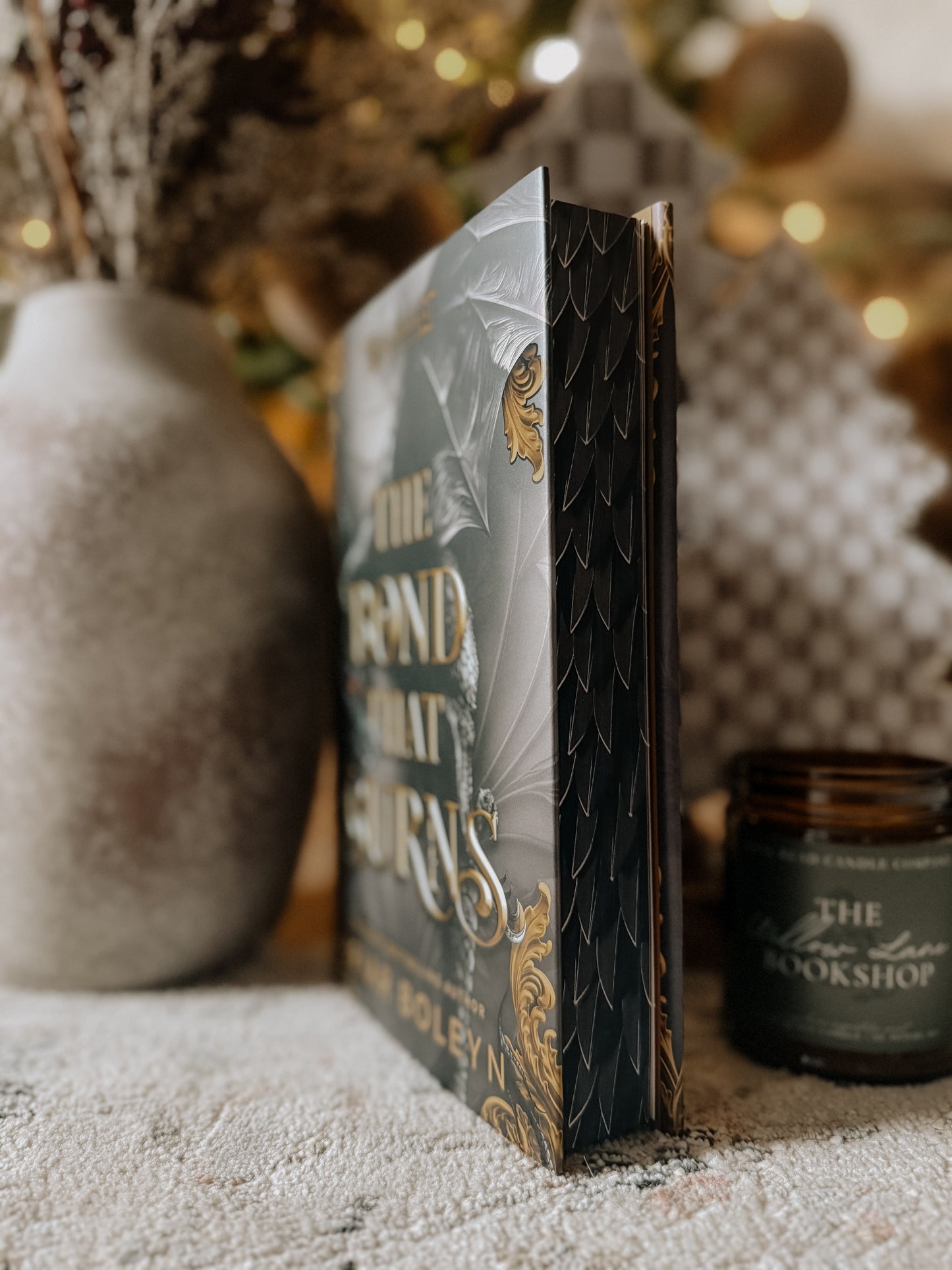 A Bond That Burns(Bloodwing Academy, Book 2)(DELUXE LIMITED EDITION)