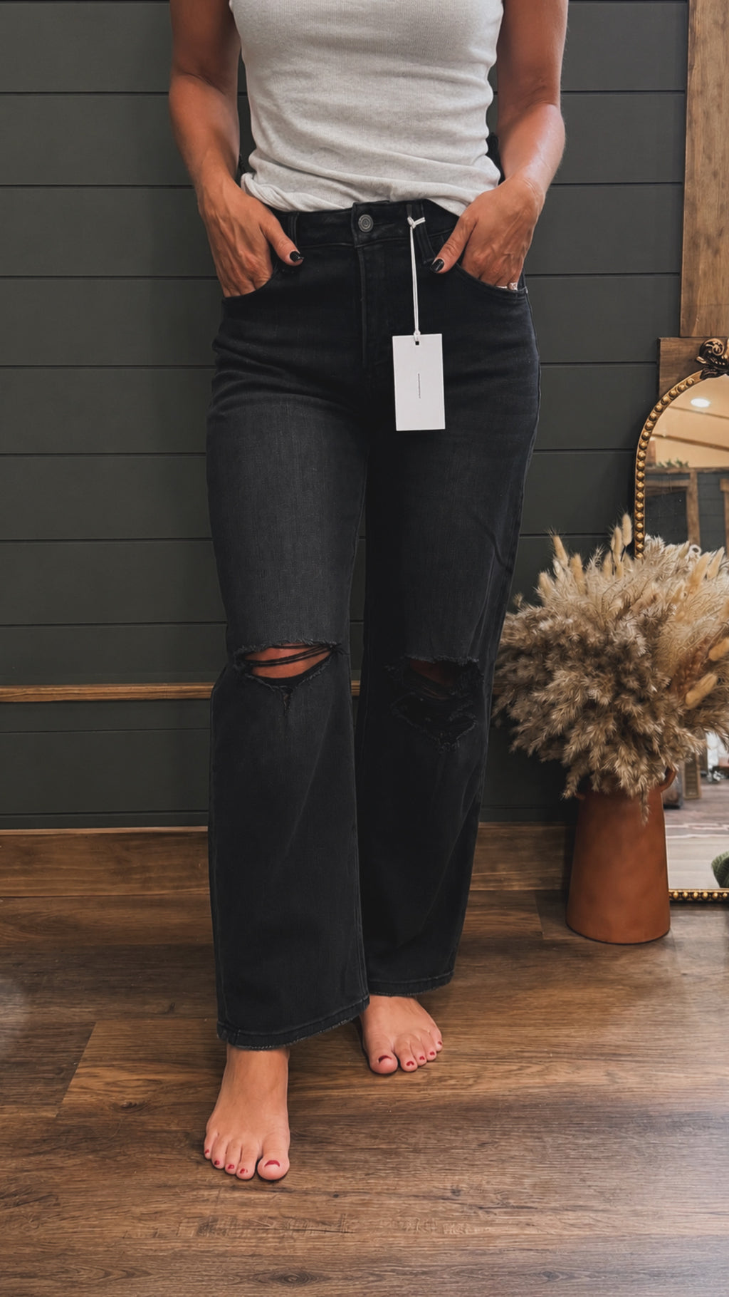 HIGH RISE DISTRESSED BLACK BARREL JEANS